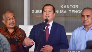 Gubernur Nusa Tenggara Barat (NTB), Lalu Muhamad Iqbal (tengah)