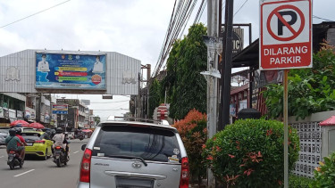 Ilustrasi mobil berhenti di rambu dilarang parkir