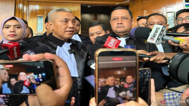 Penasihat hukum Nadiem Anwar Makarim, Ari Yusuf Amir (kanan)