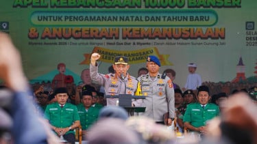 Kapolri Jenderal Polisi Listyo Sigit Prabowo (tengah)