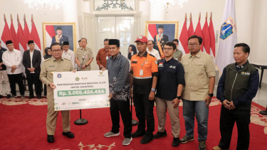 Gubernur DKI Jakarta Pramono Anung menyerahkan bantuan untuk korban terdampak bencana di Sumatera