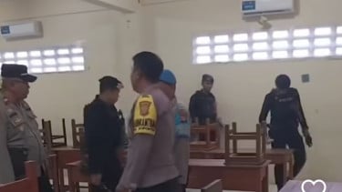 Polisi melakukan penyisiran terkait ancaman bom di 10 SMA di Depok