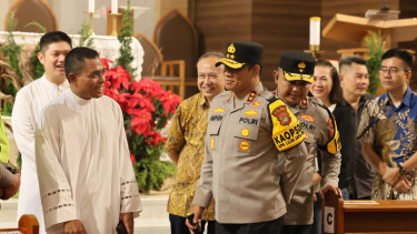 Kapolda Metro Jaya, Inspektur Jenderal Polisi Asep Edi Suheri (kanan)