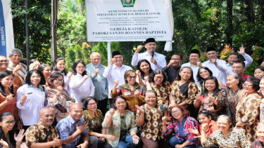 Kemenag pasang papan peresmian Gereja Katolik Santo Joannes Baptista Parung Bogor