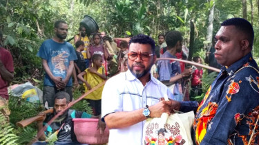 Ketua Komite III DPD RI, Filep Wamafma menyerahkan bantuan