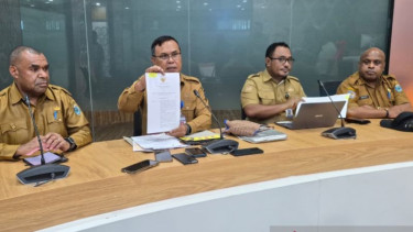 Asisten II Sekretaris Daerah Prov. Papua Barat Melkias Werinussa  (kedua kiri)