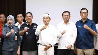 Plt. Bupati Bekasi Asep Surya Atmaja (keempat dari kanan)