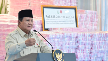 Presiden RI Prabowo Subianto dalam acara penyerahan uang hasil penagihan denda administratif kehutanan sebesar Rp6,6 triliun oleh Satgas PKH di Kejagung