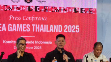Ketua Komite Olimpiade Indonesia Raja Sapta Oktohari (tengah)