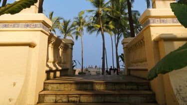 Pintu Utama Marbella Place Anyer by Jayakarta Group.