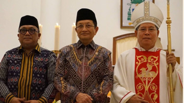 Menteri Agama (Menag) Nasaruddin Umar (tengah)