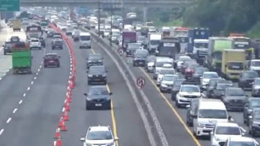 Kepadatan di ruas tol Jakarta-Cikampek pada momen Natal 2025