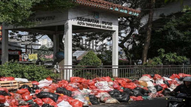 Tumpukan sampah di depan kantor Kecamatan Ciputat, Tangerang Selatan
