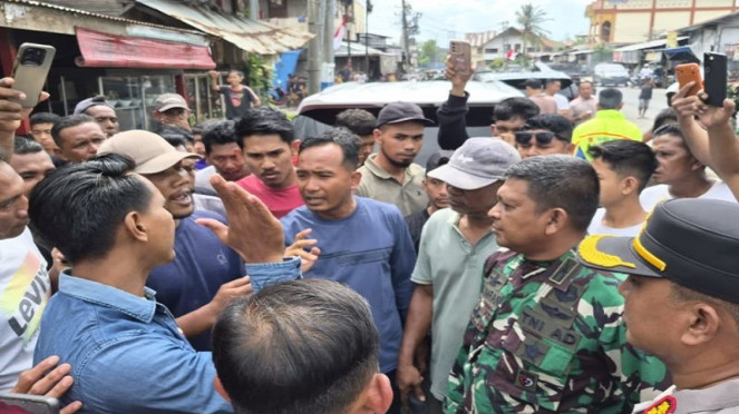Danrem Lilawangsa Kolonel Inf Ali Imran membubarkan aksi pembawa bendera GAM