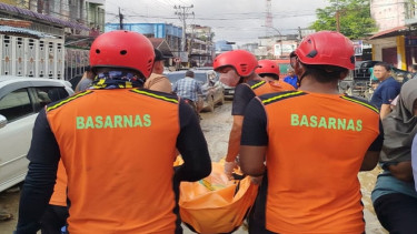 Basarnas mengevakuasi jasad korban bencana di Aceh Tamiang