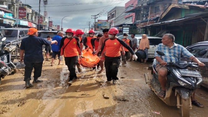 Basarnas mengevakuasi jasad korban bencana di Aceh Tamiang