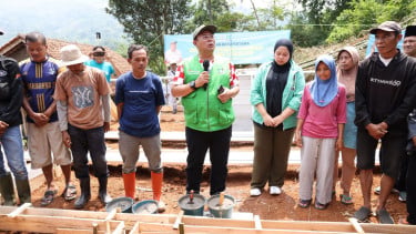 Wakil Ketua DPR RI Cucun Ahmad Syamsurijal membangun rumah relokasi warga terdampak longsor di Bandung