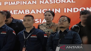 Selebgram Ayu Aulia (tengah) diduga mengikuti pelantikan suatu acara