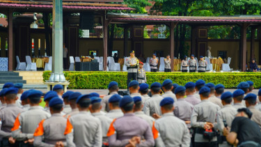 Wakapolri Komjen Dedi Prasetyo memimpin apel keberangkatan anggota Polri untuk penanganan bencana di Sumatera