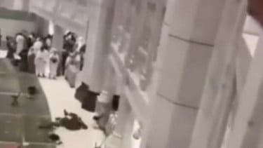 Pria terjatuh diduga dari lantai atas gedung Masjidil Haram Mekkah
