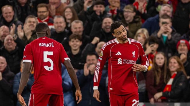 Pemain Liverpool Hugo Ekitike (kanan)