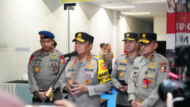 Wakapolri Komjen Dedi Prasetyo (tengah)