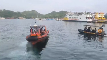 Tim SAR melakukan pencarian WNA korban kapal tenggelam di Pulau Padar Komodo