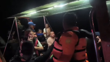 Tim SAR mengevakuasi WNA korban selamar kapal tenggelam di Pulau Padar Komodo