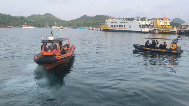 Tim SAR melakukan pencarian WNA korban kapal tenggelam di Pulau Padar Komodo