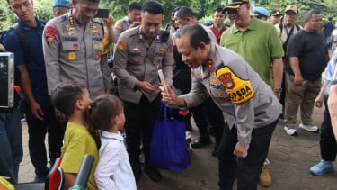 Kapolda Metro Jaya, Irjen Pol Asep Edi Suheri (kanan)