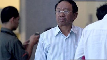 Mantan Bupati Konawe Utara Aswad Sulaiman (tengah) usai diperiksa di KPK
