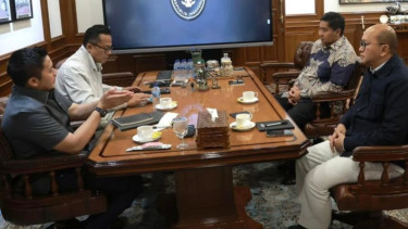 Sekretaris Kabinet (Seskab) Teddy Indra Wijaya dalam pertemuan dengan Menteri Investasi dan Hilirisasi Rosan Roeslani, Menteri Perumahan dan Kawasan Permukiman Maruarar Sirait, dan Kepala BP BUMN Dony Oskaria