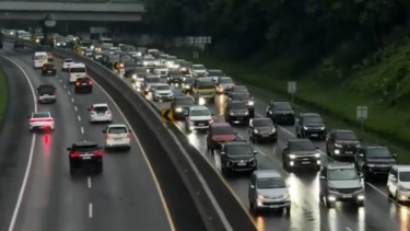 Arus Balik Libur Natal di Tol Cipularang Arah Jakarta Padat Merayap