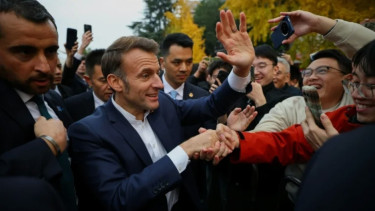 Presiden Prancis Emmanuel Macron bertemu pelajar di China