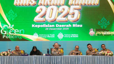 Kapolda Riau, Inspektur Jenderal Polisi Herry Heryawan (tengah)