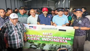 Gubernur Aceh Muzakir Manaf menerima bantuan kemanusiaan dari warga Malaysia