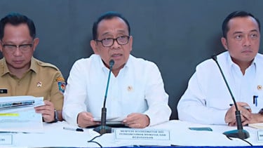 Menko PMK, Pratikno (tengah)