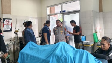 Polisi mengecek kondisi penerjun yang tewas di Pangandaran