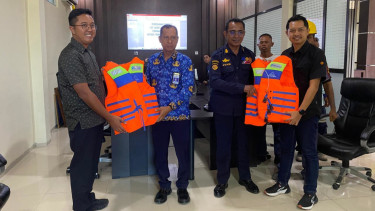PT Pelabuhan Indonesia (Persero) siapkan ratusan jaket pelampung (life jacket).
