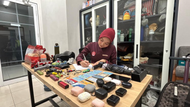Penampakan sejumlah barang penumpang yang tertinggal di Kereta Cepat Whoosh