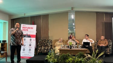 Ketua FSI Johanes Herlijanto (berdiri)