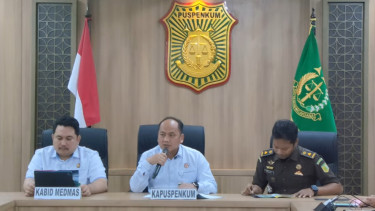 Kapuspenkum Kejagung RI, Anang Supriatna (tengah)