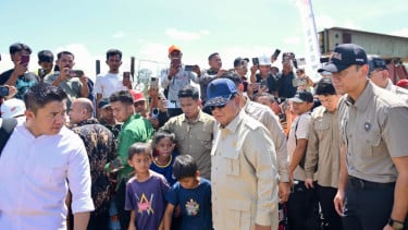 Prabowo Tinjau Posko Kesehatan Pengungsi di Tapanuli Selatan
