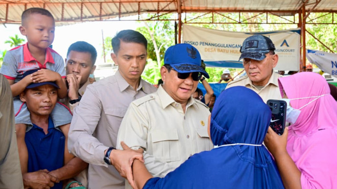 Prabowo Tinjau Posko Kesehatan Pengungsi di Tapanuli Selatan