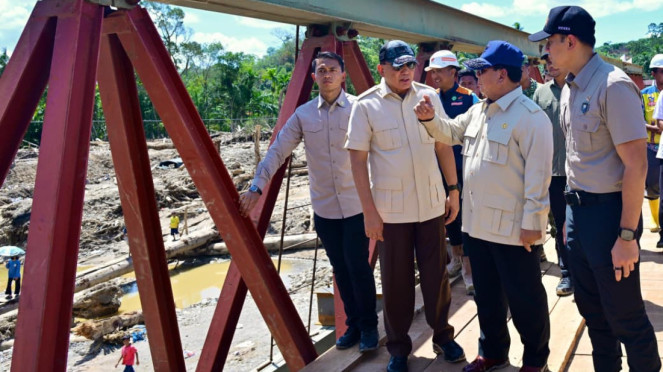 Prabowo Tinjau Jembatan Bailey di Tapanuli Selatan