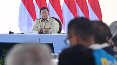 Presiden RI Prabowo Subianto saat memimpin rapat di Aceh Tamiang