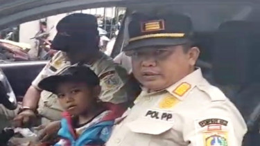 Satpol PP mengamankan anak yang ditinggal ayahnya di Pasar Kebayoran Lama
