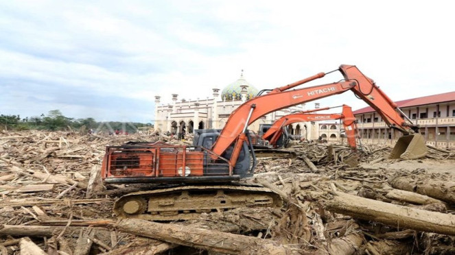 Sampah kayu gelondongan pascabanjir di Ponpes Darul Mukhlisin Aceh Tamiang