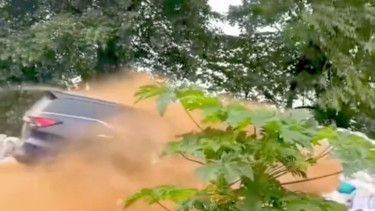 Toyota Fortuner nyungsep di Gotekan