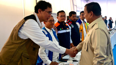 Presiden Prabowo (kanan), Dirut PTPN III, Denaldy Mulino